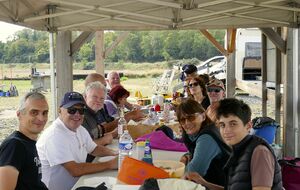 Repas du midi pris sur le terrain tous ensemble
© JP Souplet